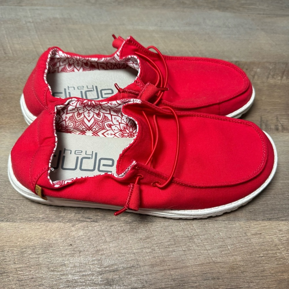 Like New Women’s Red Wendy Hey Dudes Slip On Shoes Size 9 - Picture 4 of 7